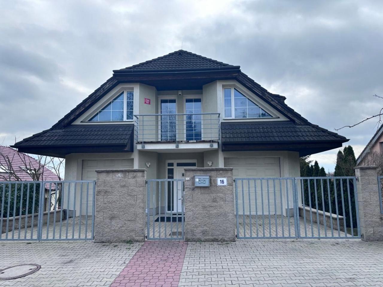 Diamondvilla, 4 Bedroom Apartment, Garden & Spa プラハ エクステリア 写真