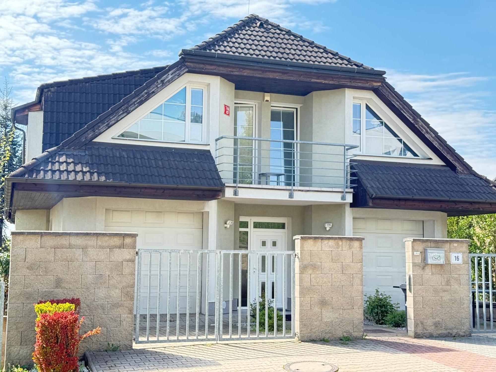 Diamondvilla, 4 Bedroom Apartment, Garden & Spa プラハ エクステリア 写真